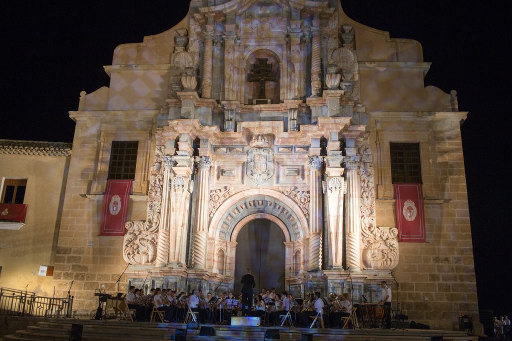 La Agrupación Musical 'Caravacaca de la Cruz' actuando en la puerta de la Basílica.