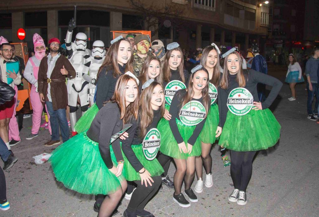 Chicas disfrazadas en el Carnaval de Caravaca.