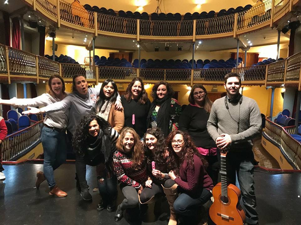 Las 'Chiriwoman' ensayando en el Teatro Thuillier junto a un miembro de la Chirigota de Caravaca 'Los echaos pa'alante'.