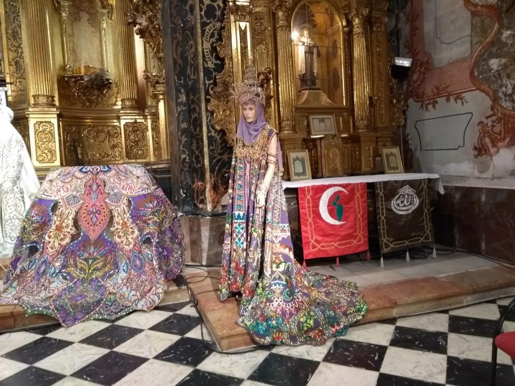 Traje de sultana, que llevó Mercedes Caparrós en 2001 y 2002, en la Iglesia de San José.