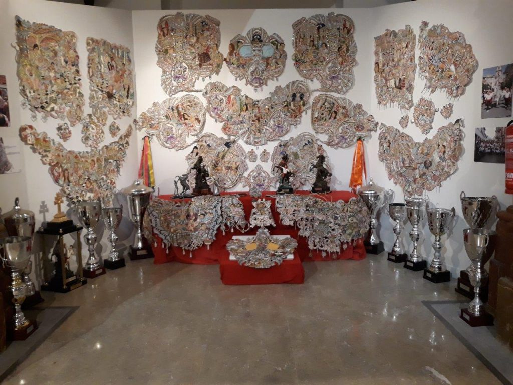 Piezas de enjaezamiento y trofeos en la exposición de la Peña del Mayrena.