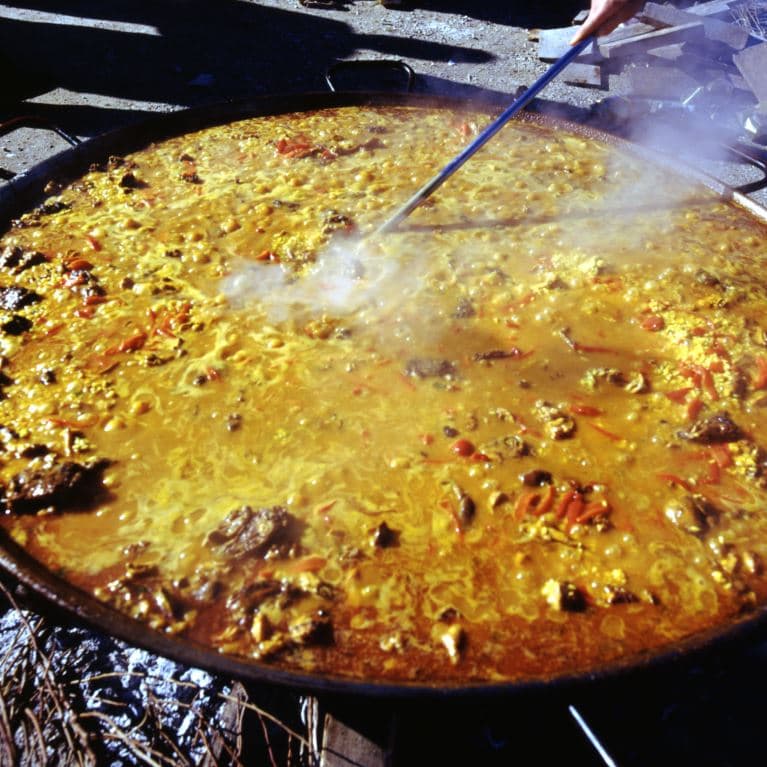 Arroz con pollo campero, conejo, caracoles, patas de cerdo y garbanzos